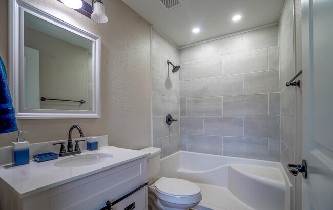 Building Photo - 23 E Brainerd St