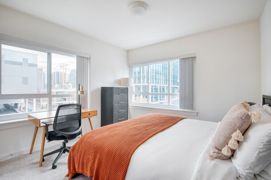 Building Photo - 10410 NE 2nd St