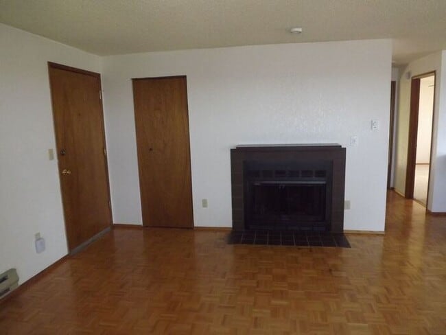Building Photo - Nice 2 Bedroom Upper Unit In 4-PLex!