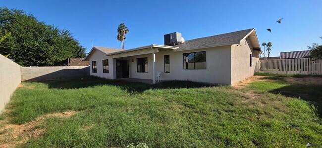 Building Photo - 1276 S Pagent Ave