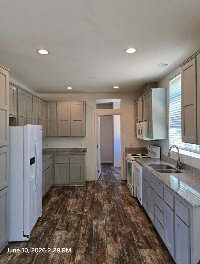 Building Photo - 3 bedroom 2 bath home in the country includes water electric and sewer