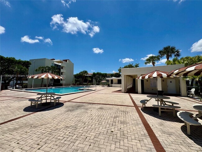 Building Photo - 8810 Fontainebleau Blvd