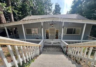 Building Photo - Spacious 5-Bedroom Retreat with Private La...