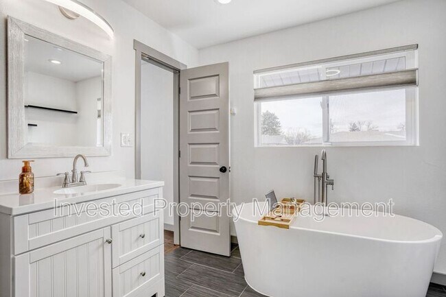 Building Photo - 3004 S Zurich Ct