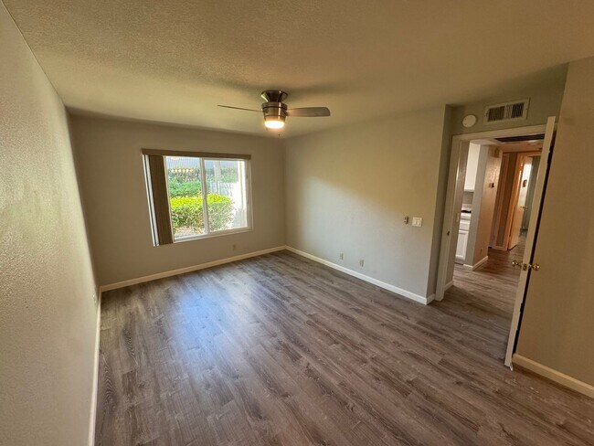 Building Photo - 2Bed - 2Bath ground level