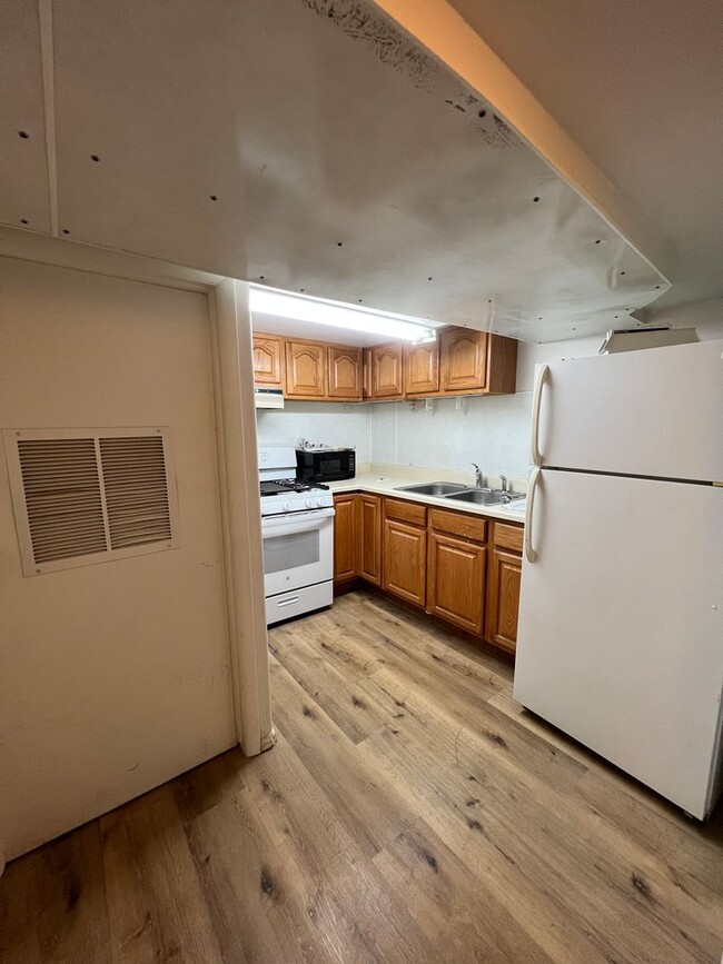 Building Photo - 360 N SF