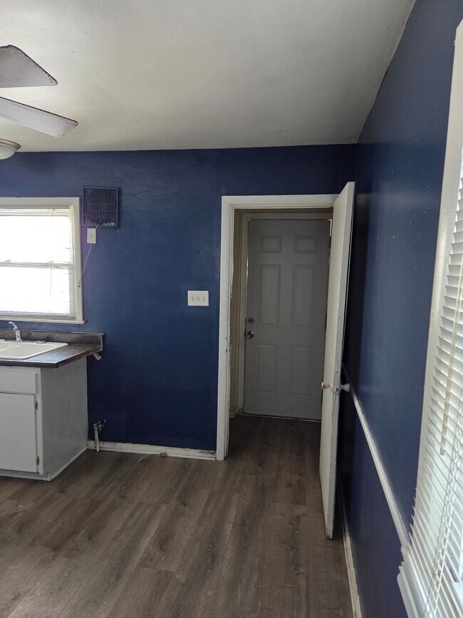 Building Photo - Large 4-Bedroom Single Family Home, Quiet Neighborhood. Available January 1st!