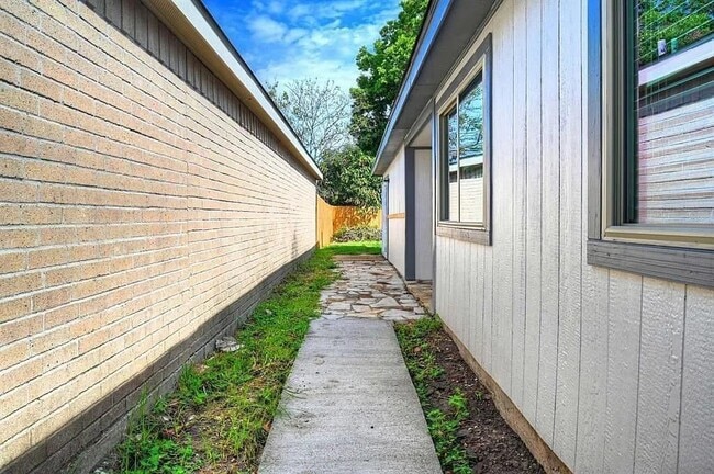 Building Photo - 12710 Hill Branch Dr