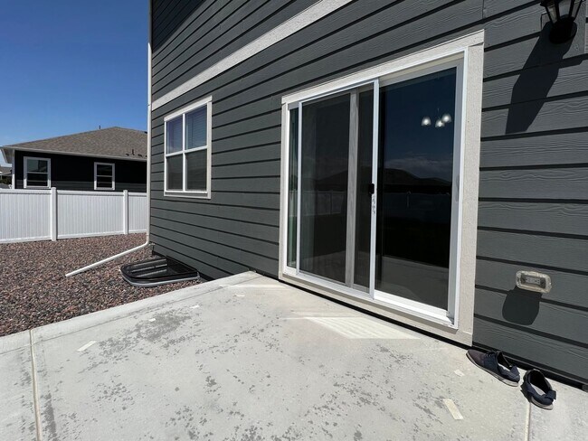 Building Photo - 4 Bed 3 Bath Available August 1st in Windsor!!!