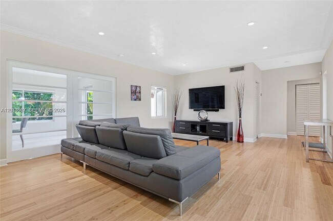 Building Photo - 535 SW 39th Ave
