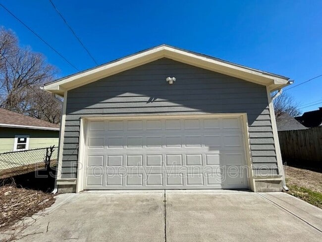 Building Photo - 838 N Temple Ave