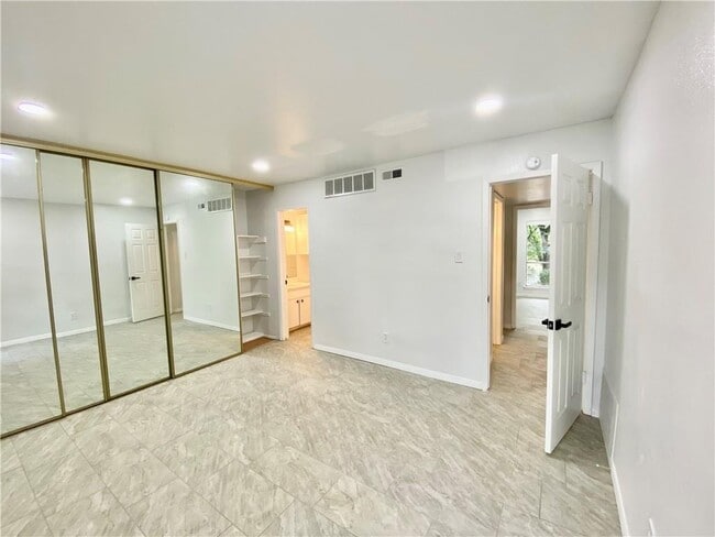 Building Photo - 6910 Hart Ln
