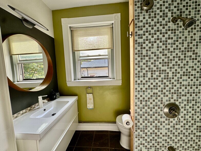 Building Photo - 48 Kent St