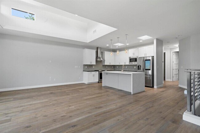 Building Photo - 1214 W 5th St