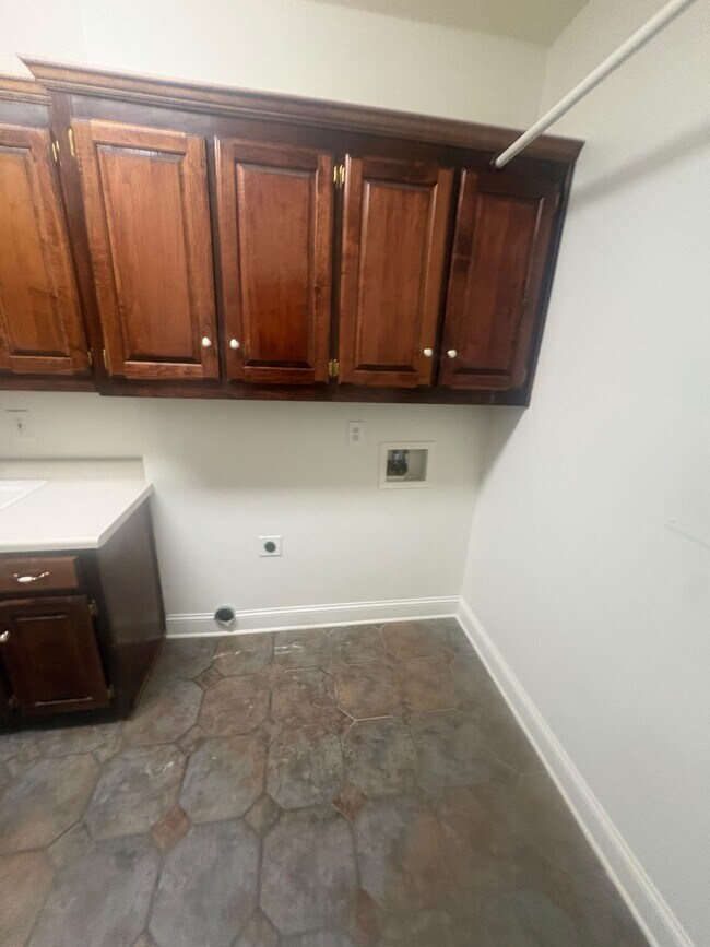 Building Photo - 860 Streamside Dr