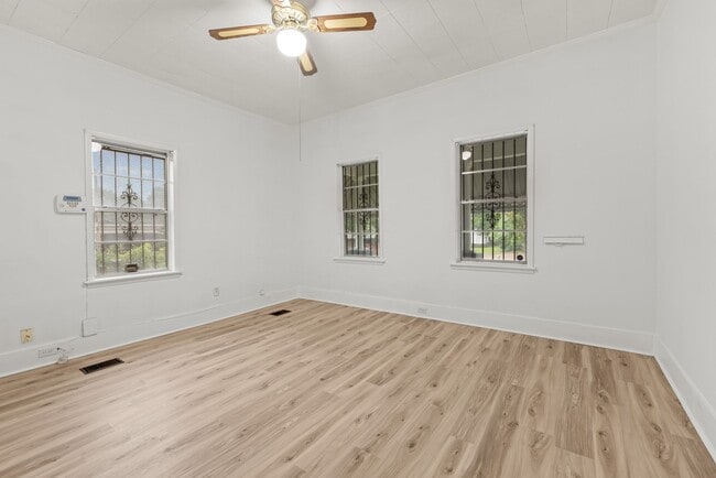 Building Photo - Charming 3 Bedroom, 2 Bathroom house