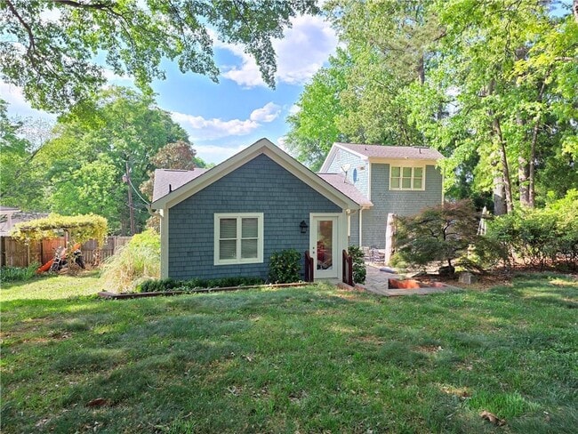 Building Photo - 2076 Anderson Dr SE