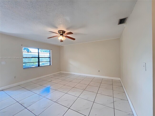 Building Photo - 6032 SW 27th St