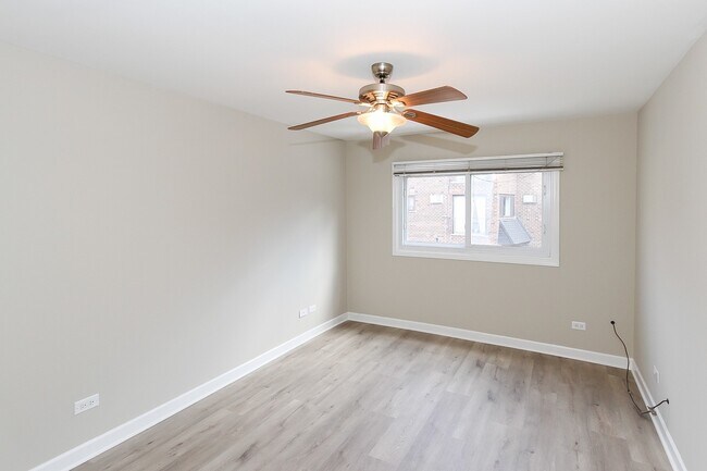 Building Photo - 677 S River Rd