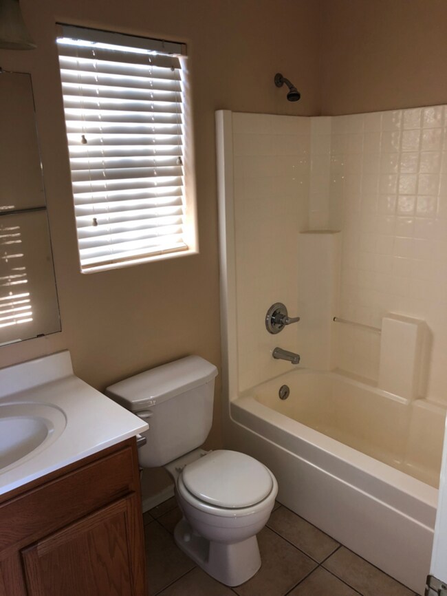 Building Photo - 2Bedroom plus Den-Mountain View & Sparklin...