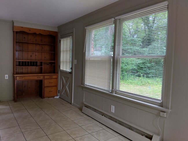 Building Photo - 1 bedroom 1 bath available in the City of Williamsburg! Available Now!