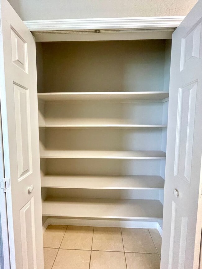 Building Photo - 3/2 ALAFAYA WOODS ADORABLE HOME in OVIEDO!