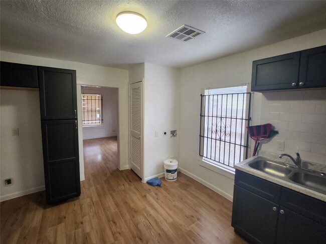 Building Photo - 3206 Anita St