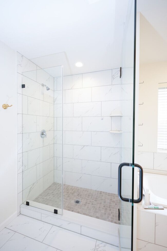 Building Photo - 245 Hollyhock Dr