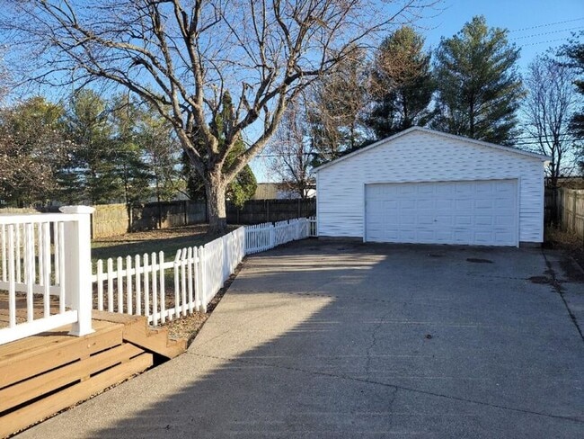 Building Photo - 2902 Armen Ave