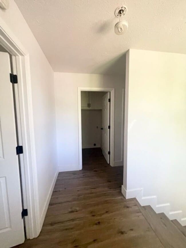 Building Photo - Darling Elk Grove Halfplex!