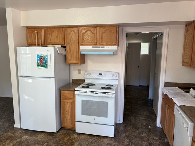 Building Photo - Large 4 bedroom cabin with fireplace