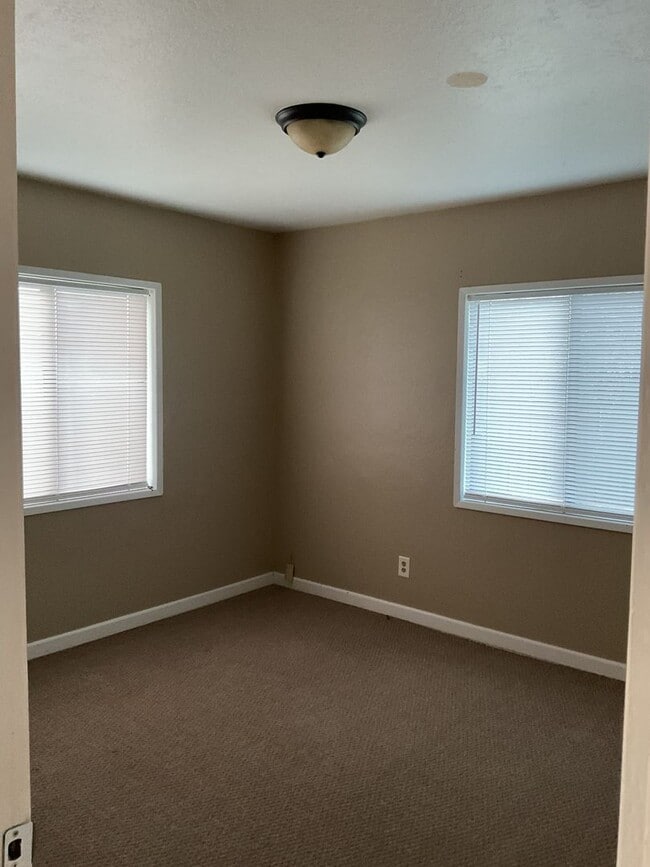 Building Photo - Country Living