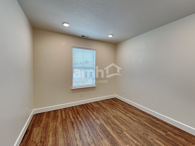 Building Photo - 3028 E S Village Dr