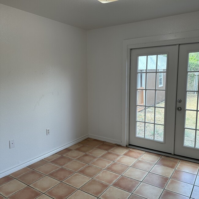 Building Photo - 1704 Lovingood Dr