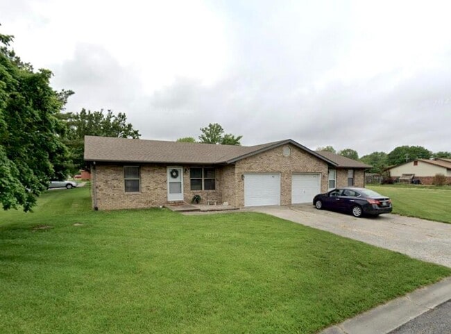 Building Photo - 842 Southgate Dr