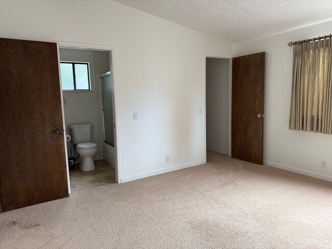 Building Photo - 1670 Sqft. 3 Bedroom, 2 Bath Gated Townhome for Rent in Citrus Heights.