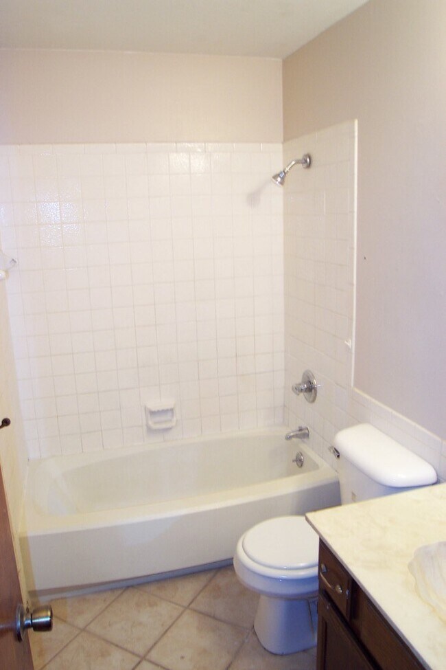 Building Photo - 437-439 N. Countryside Ct. Andover