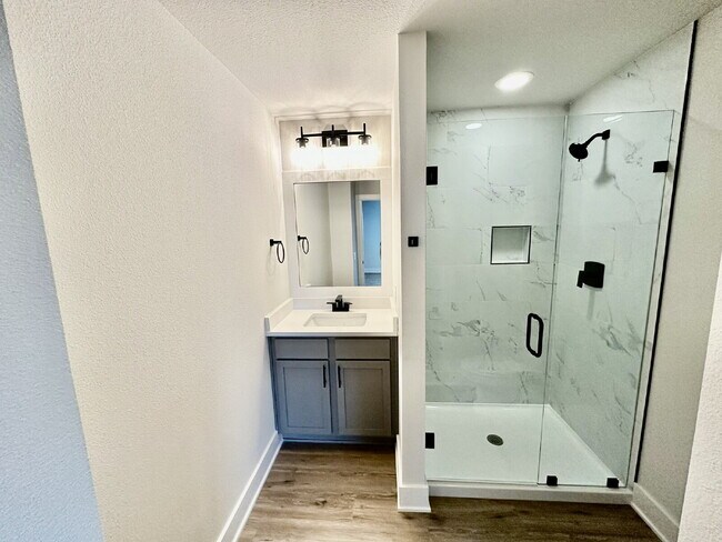 Building Photo - 2805 SW Hampshire Ave