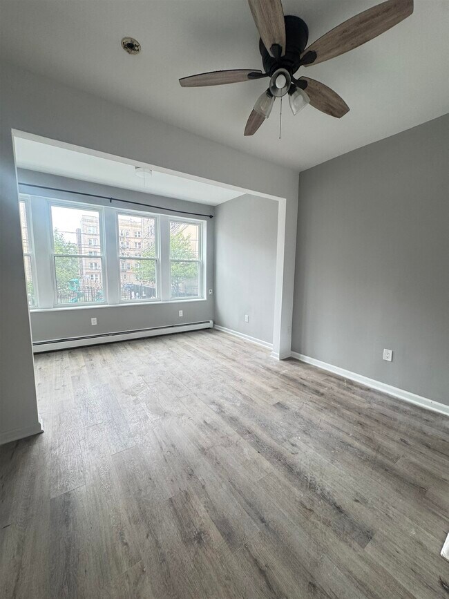 Building Photo - 6421 Hudson Ave