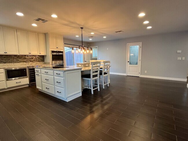 Building Photo - Elegant North Glendale Retreat with Premium Upgrades