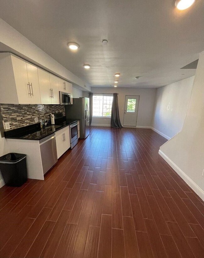 Building Photo - 615 N 11th St