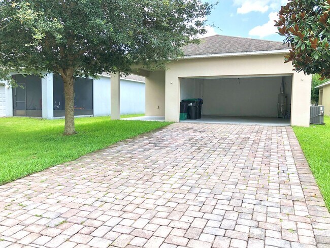 Building Photo - Beautiful 3/2 Spacious Home with a Covered...