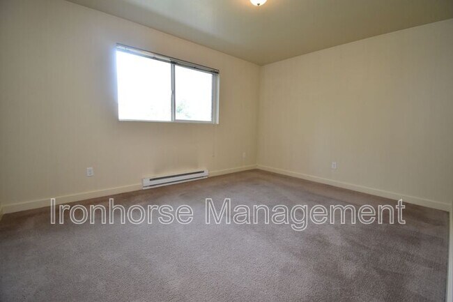 Building Photo - 807 W Villard St
