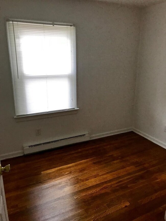 Building Photo - 3 bedroom house on quiet dead end! All ele...