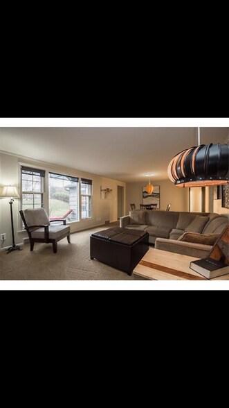 Building Photo - 2711 W 71st Terrace