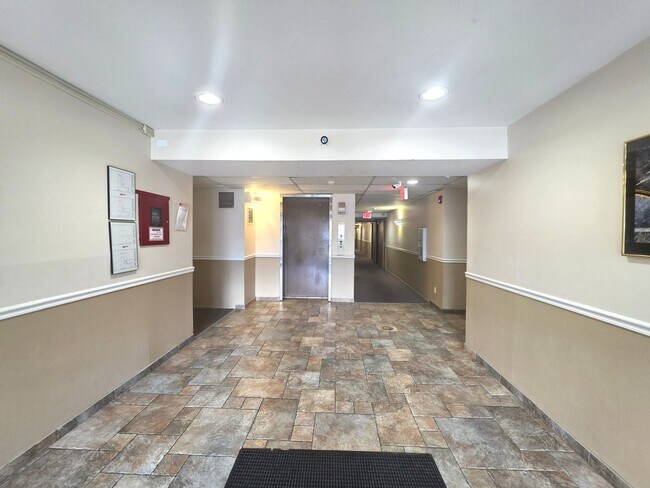 Building Photo - 2000 Bayside Dr