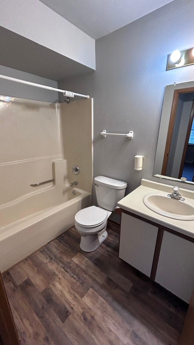 Building Photo - 425 E Monroe Ave