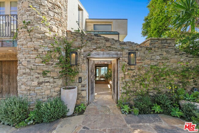 Building Photo - 24920 Malibu Rd