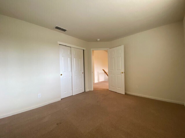 Building Photo - Beautiful and spacious 3-bedroom, 2.5-bathroom home with loft/den in E