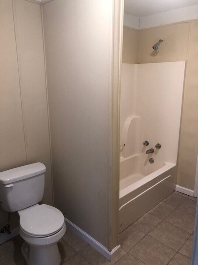 Building Photo - Renovated 2 Bedroom 1 Bath Apartment for Rent!